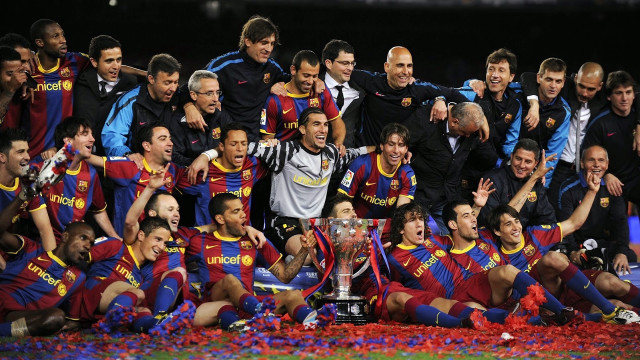 Men group field trophy crowd free wallpaper - medium preview image