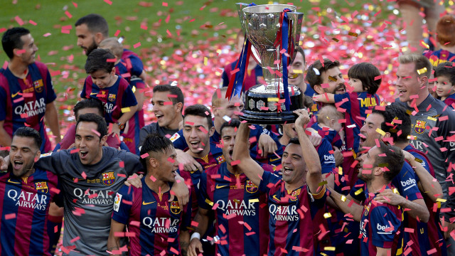 Men trophy crowd confetti celebration #2 free wallpaper - medium preview image
