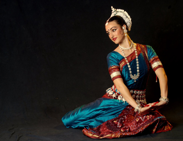 Woman blue red dress tiara free wallpaper - medium preview image