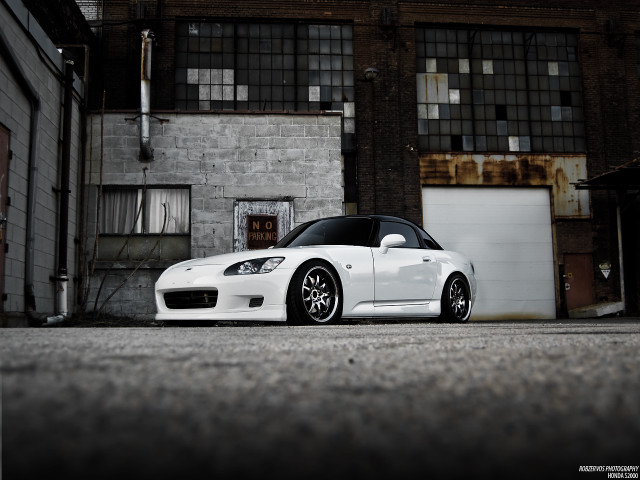 White sports car garage brick #2 free wallpaper - medium preview image