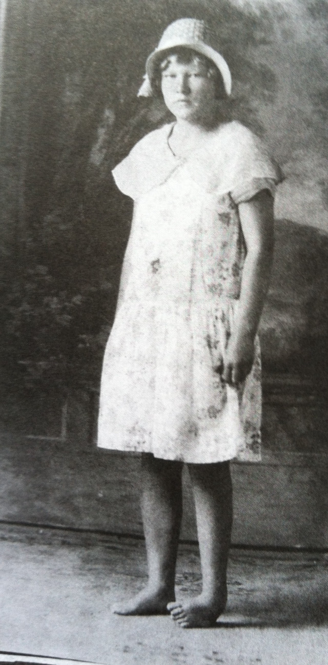 Young girl dress hat posing free wallpaper - medium preview image