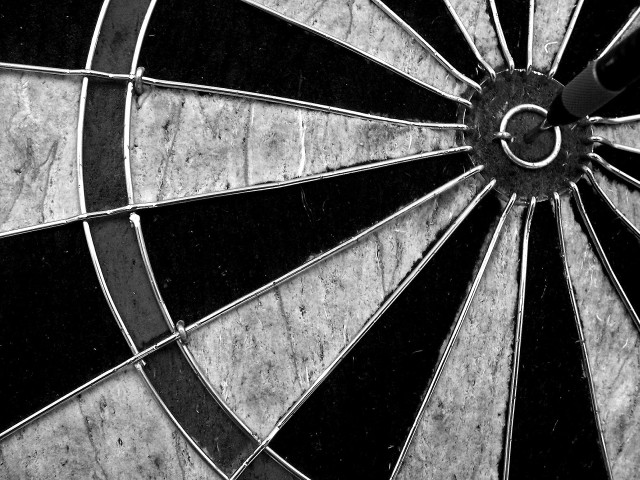 Dart bulls eye black white free wallpaper - medium preview image