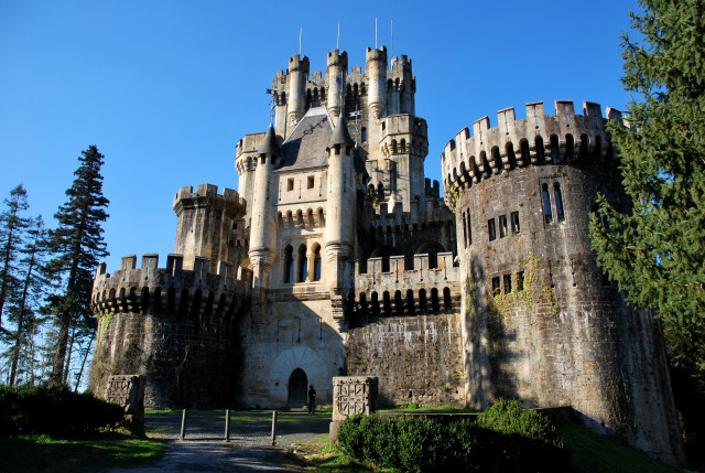 Castle gate tower sunny day free wallpaper - medium preview image