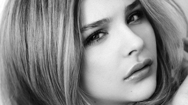 Woman long hair necklace posing #11 free wallpaper - medium preview image