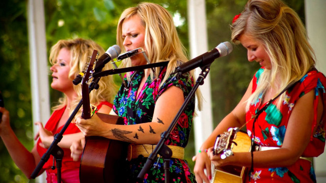Three women singing microphones guitars free wallpaper - medium preview image