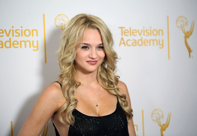 Woman black dress redcarpet microphone free wallpaper - medium preview image