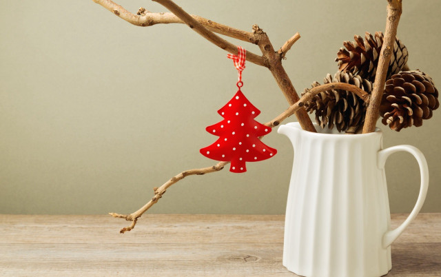 White vase red ornament christmas free wallpaper - medium preview image