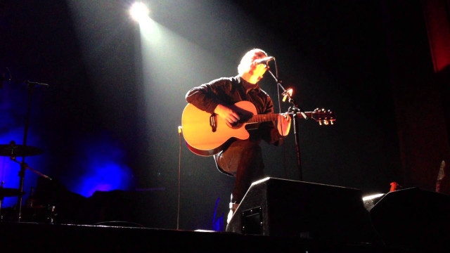 Man playing guitar concert stage free wallpaper - medium preview image