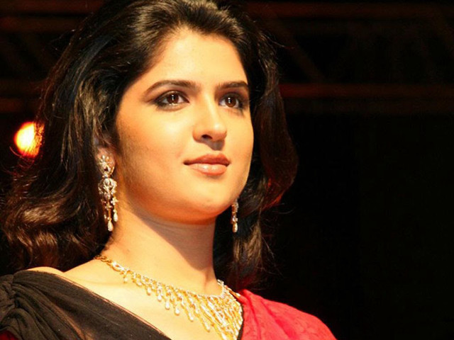 Woman red black sari necklace free wallpaper - medium preview image