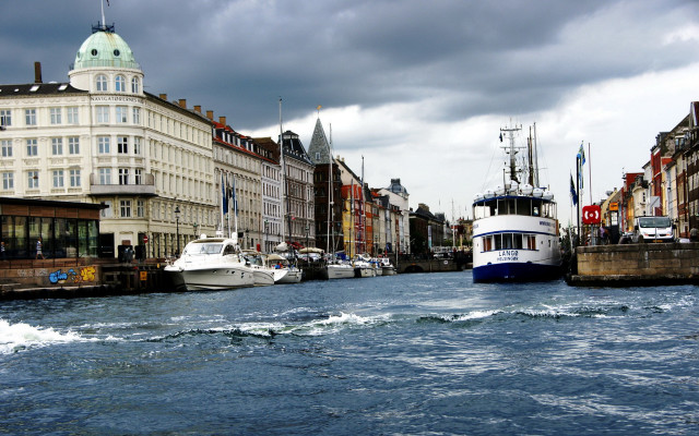 Boat river city buildings clock free wallpaper - medium preview image