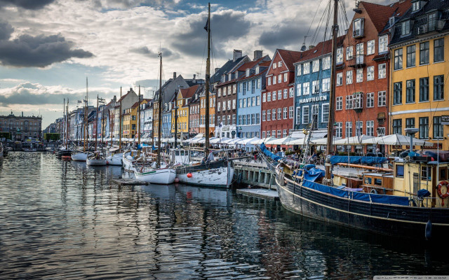 Boats docked harbor tall buildings free wallpaper - medium preview image