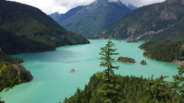 Lake mountains trees boats daytime free wallpaper - medium preview image