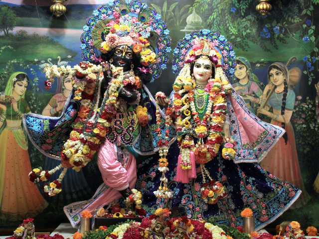 Statue couple colorful attire flowers free wallpaper - medium preview image