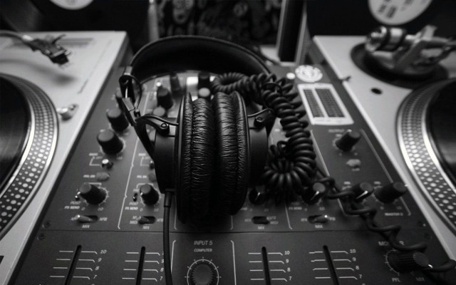 Dj mixing station headphones record free wallpaper - medium preview image