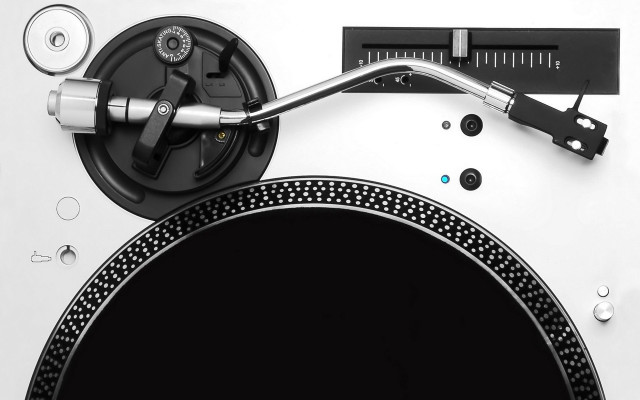 Turntable black white background clock free wallpaper - medium preview image
