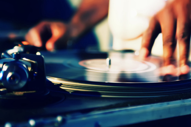 Person playing record turntable dj free wallpaper - medium preview image