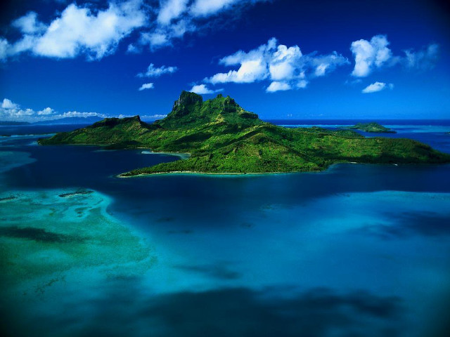 Small island blue water clouds free wallpaper - medium preview image