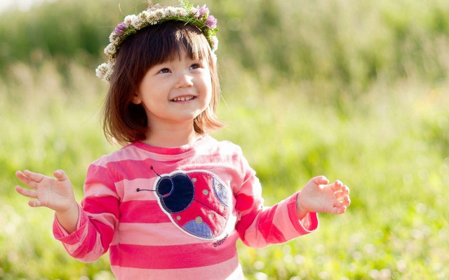 Little girl field hands out free wallpaper - medium preview image