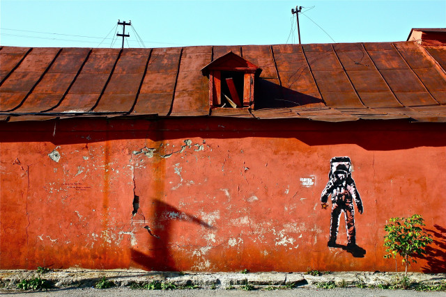 Robot painting red wall building free wallpaper - medium preview image