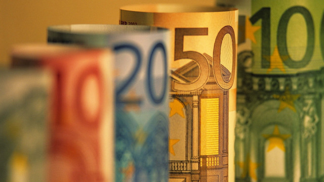 Colored bills table clock row free wallpaper - medium preview image