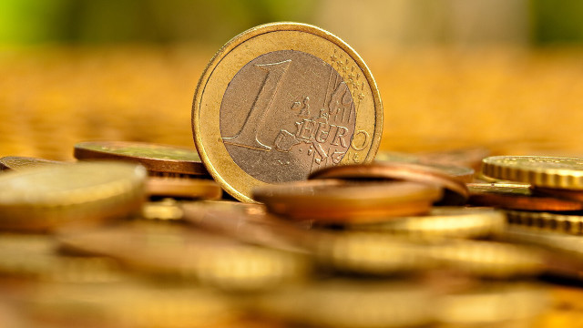 Pile coins table ground coin free wallpaper - medium preview image