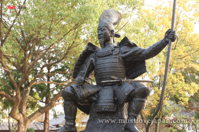 Statue man armor holding flag free wallpaper - medium preview image