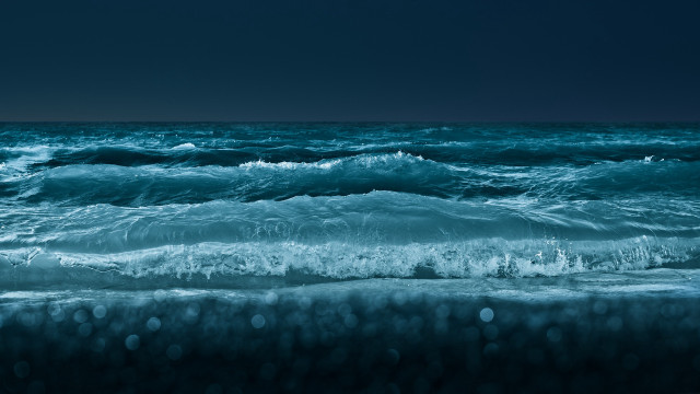 Dark blue ocean waves crashing free wallpaper - medium preview image