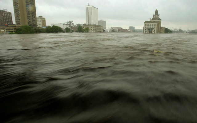Large body of water buildings free wallpaper - medium preview image