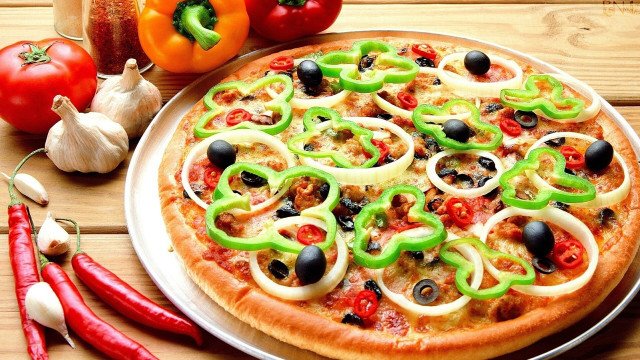 Pizza peppers onions table knife free wallpaper - medium preview image