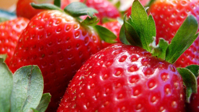 Strawberry closeup macro berries leaves free wallpaper - medium preview image