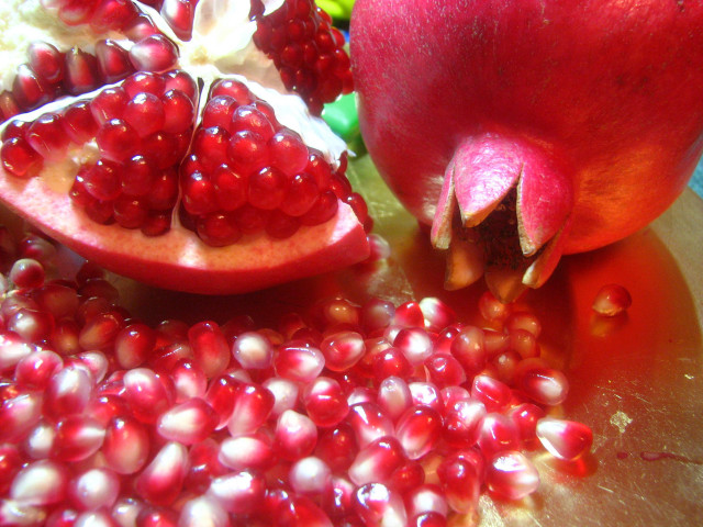 Pomegranate cut open cutting board free wallpaper - medium preview image