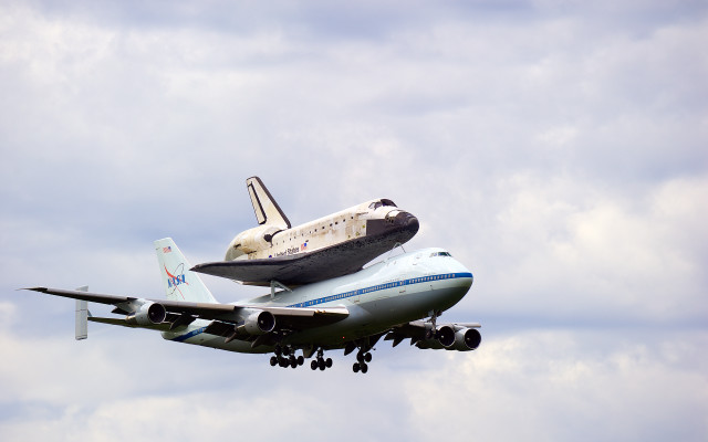 Jetliner space shuttle carrying large free wallpaper - medium preview image