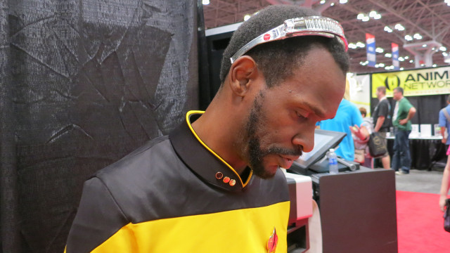 Man headband cellphone convention dochammer free wallpaper - medium preview image
