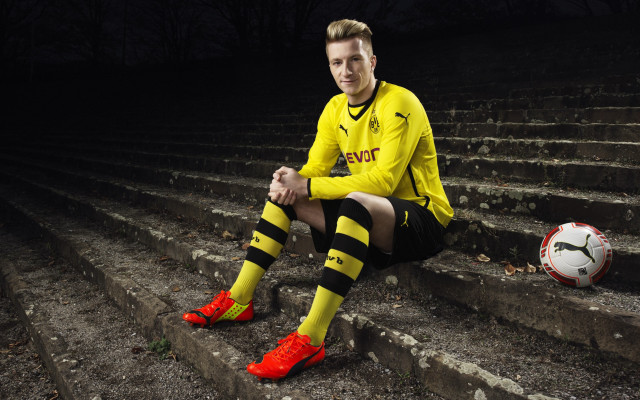 Old man soccer uniform stairs free wallpaper - medium preview image