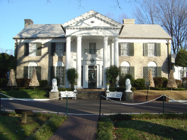 Large white house front yard free wallpaper - medium preview image