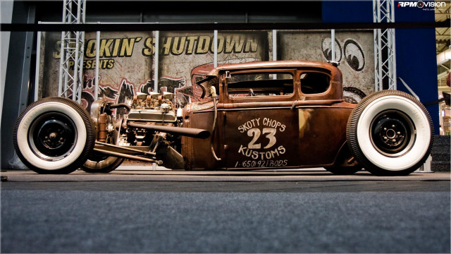 Old car graffiti building sign #2 free wallpaper - medium preview image