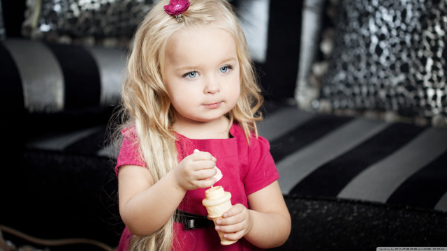 Little girl holding banana serious free wallpaper - medium preview image