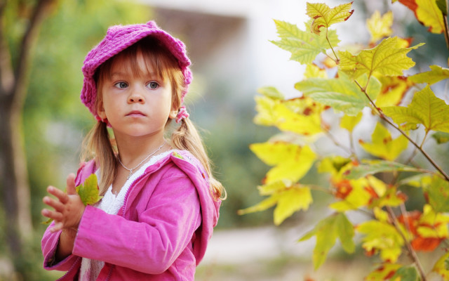 Little girl pink jacket green free wallpaper - medium preview image
