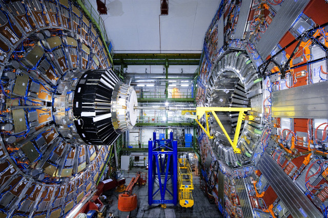 Large machine room machinery background free wallpaper - medium preview image