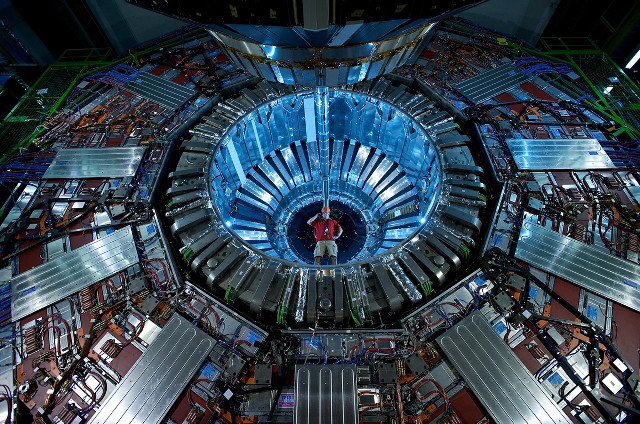 Large metal object person centerpiece free wallpaper - medium preview image