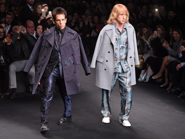 Couple walking runway crowd cameras free wallpaper - medium preview image