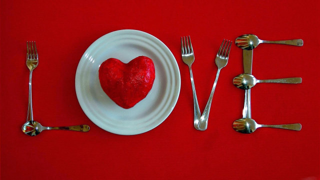 Heart plate forks knives red free wallpaper - medium preview image