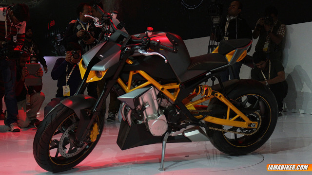 Motorcycle show people cameraman taking free wallpaper - medium preview image