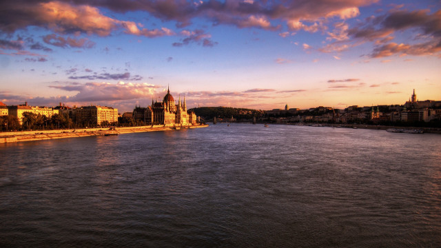 River city cloudy sky background free wallpaper - medium preview image