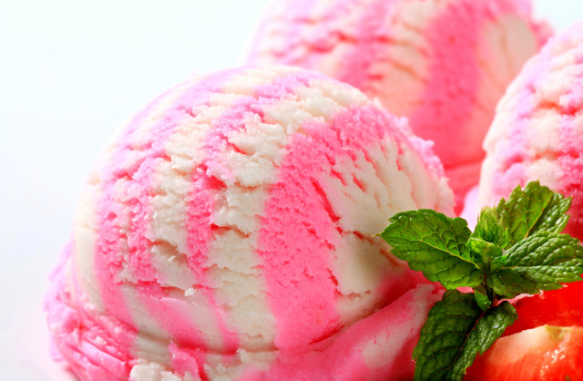 Strawberry ice cream with strawberry free wallpaper - medium preview image