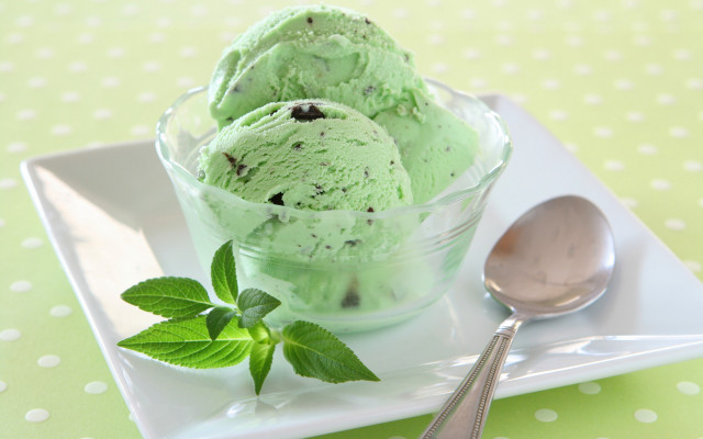 Ice cream scoops plate spoon free wallpaper - medium preview image
