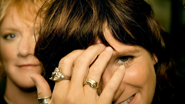 Woman two rings on fingers free wallpaper - medium preview image