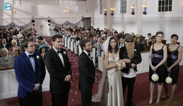 Bride groom church crowd confetti free wallpaper - medium preview image