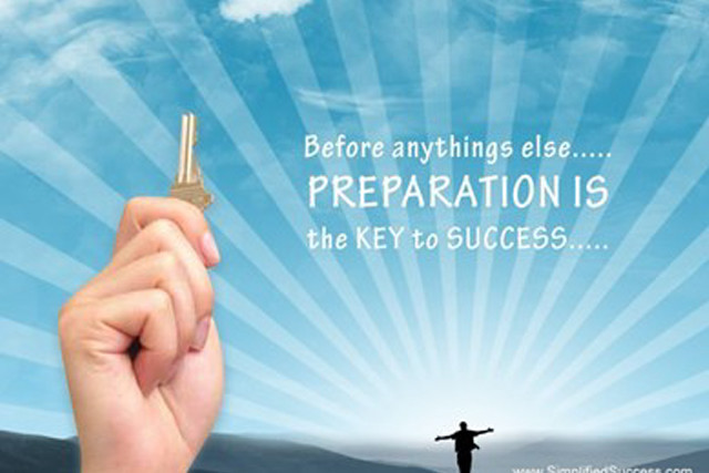 Hand holding key person field free wallpaper - medium preview image
