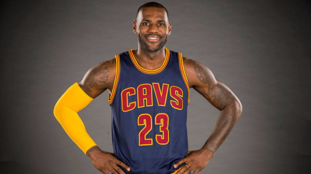 Man blue jersey posing picture free wallpaper - medium preview image